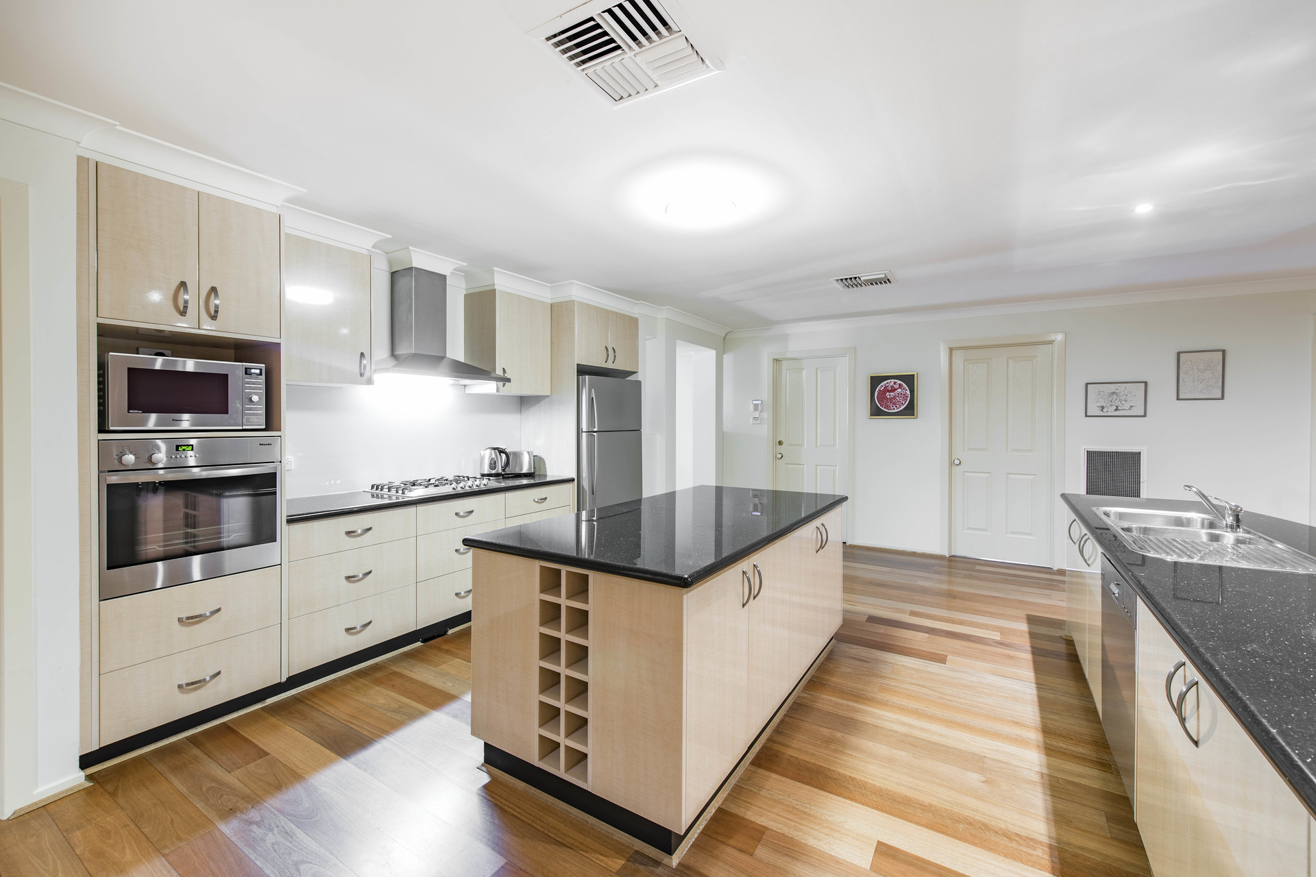 96 Walker Crescent, NARRABUNDAH ACT 2604, Narrabundah - Thumbnail 3