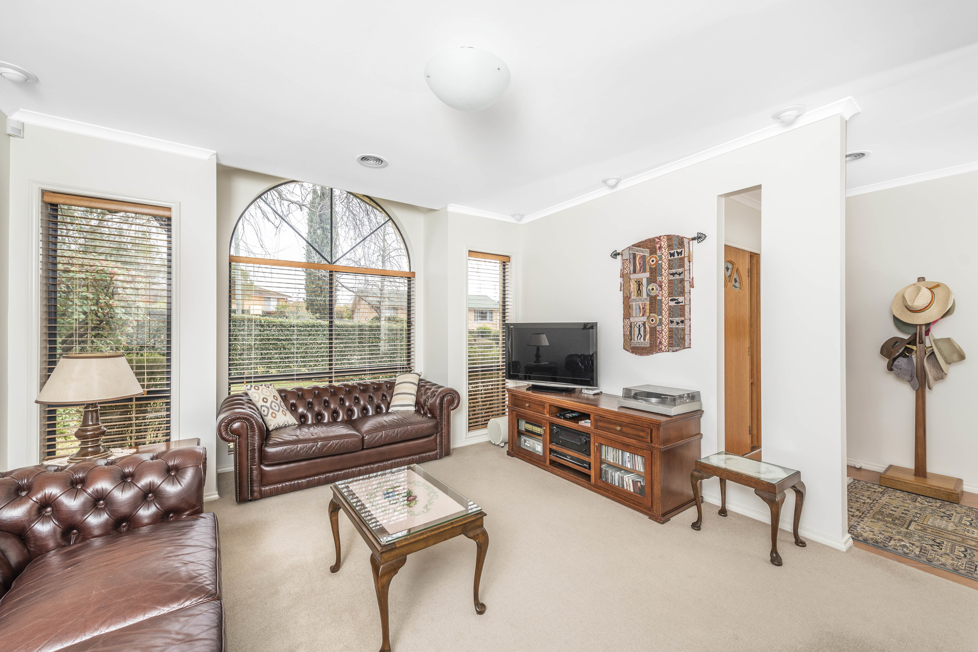 16 Charteris Crescent, CHIFLEY ACT 2606, Chifley - Thumbnail 2