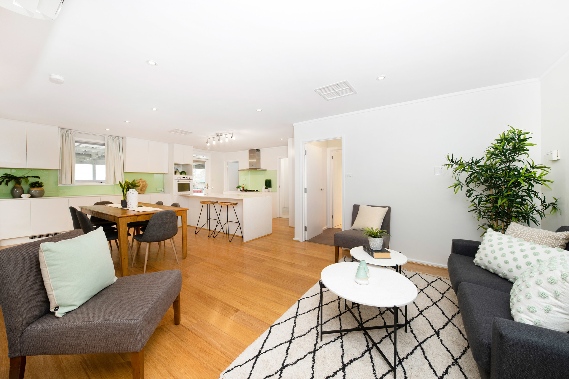 2 Thorn Place, Curtin ACT 2605, Curtin - Thumbnail 2