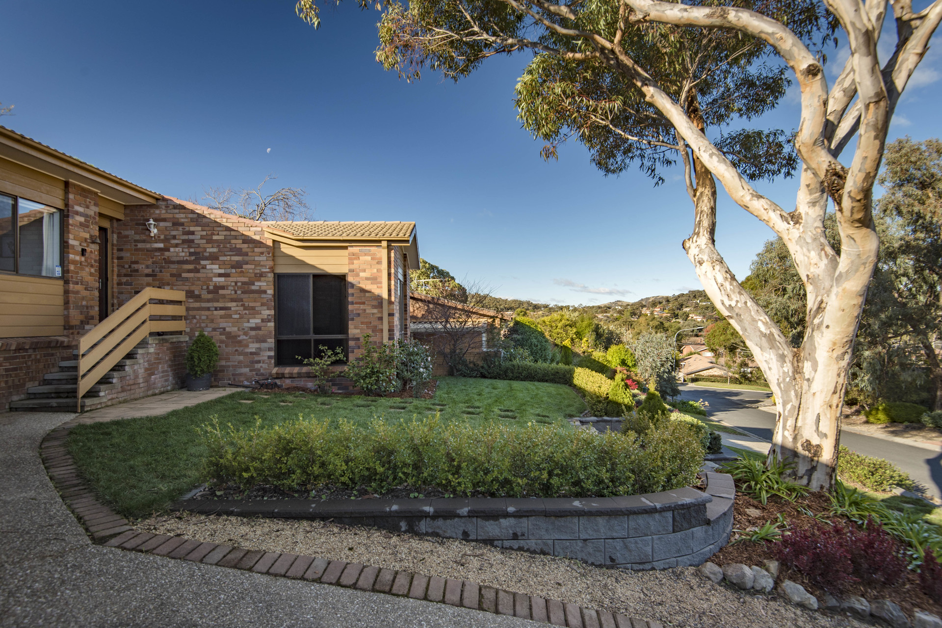 6 Crampton Place, Fadden ACT 2904, Fadden - Thumbnail 2