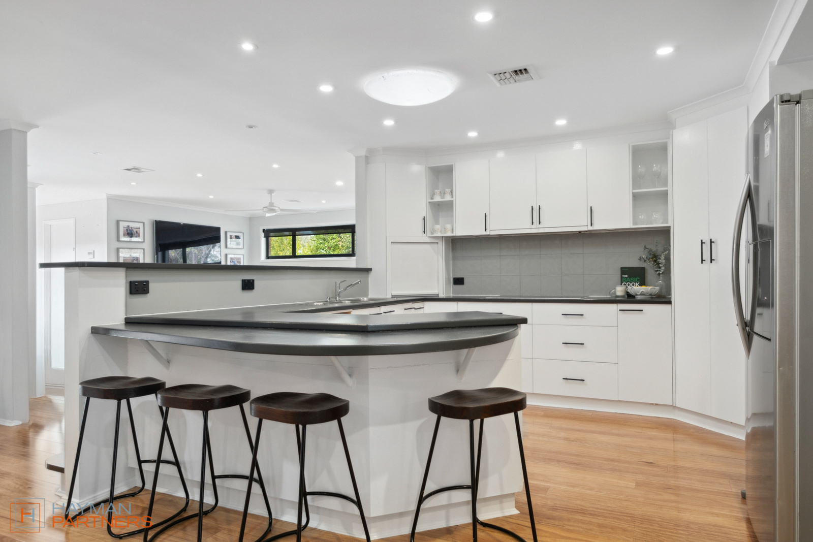 16 Ogden Close, Fadden ACT 2904, Fadden - Thumbnail 4